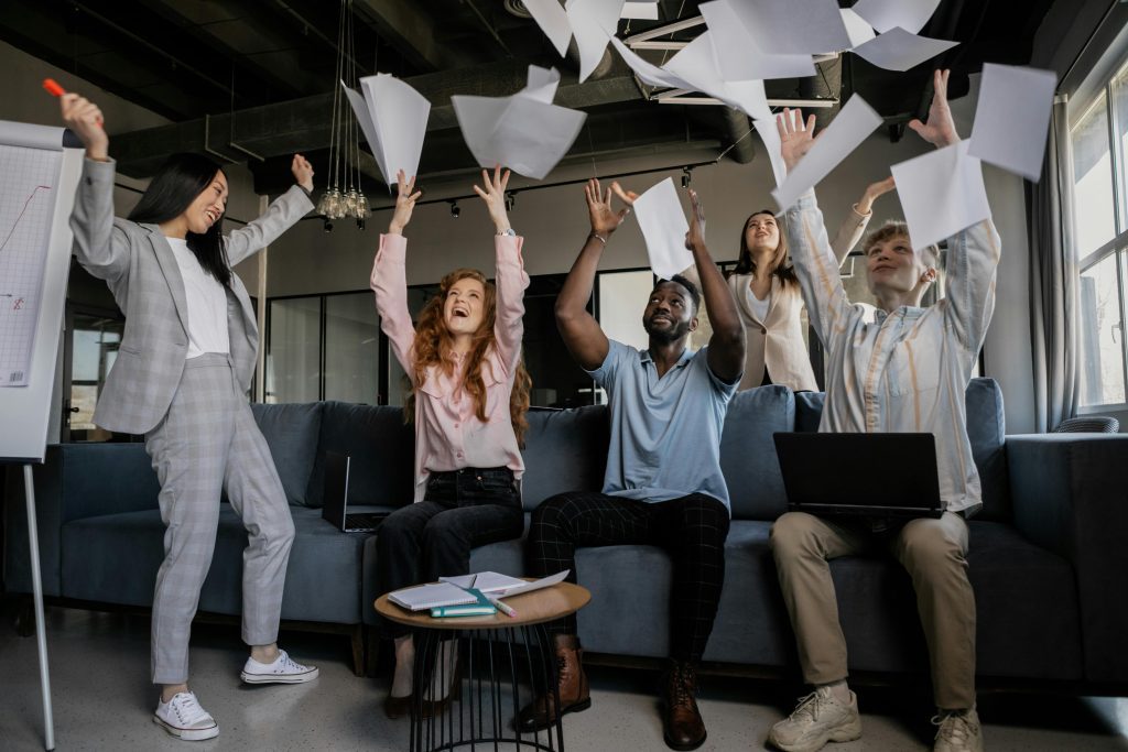 How to Use Emotional Intelligence for Excellent Relationship Management at Workplace 3 a group of emotionally intelligent people celebrating